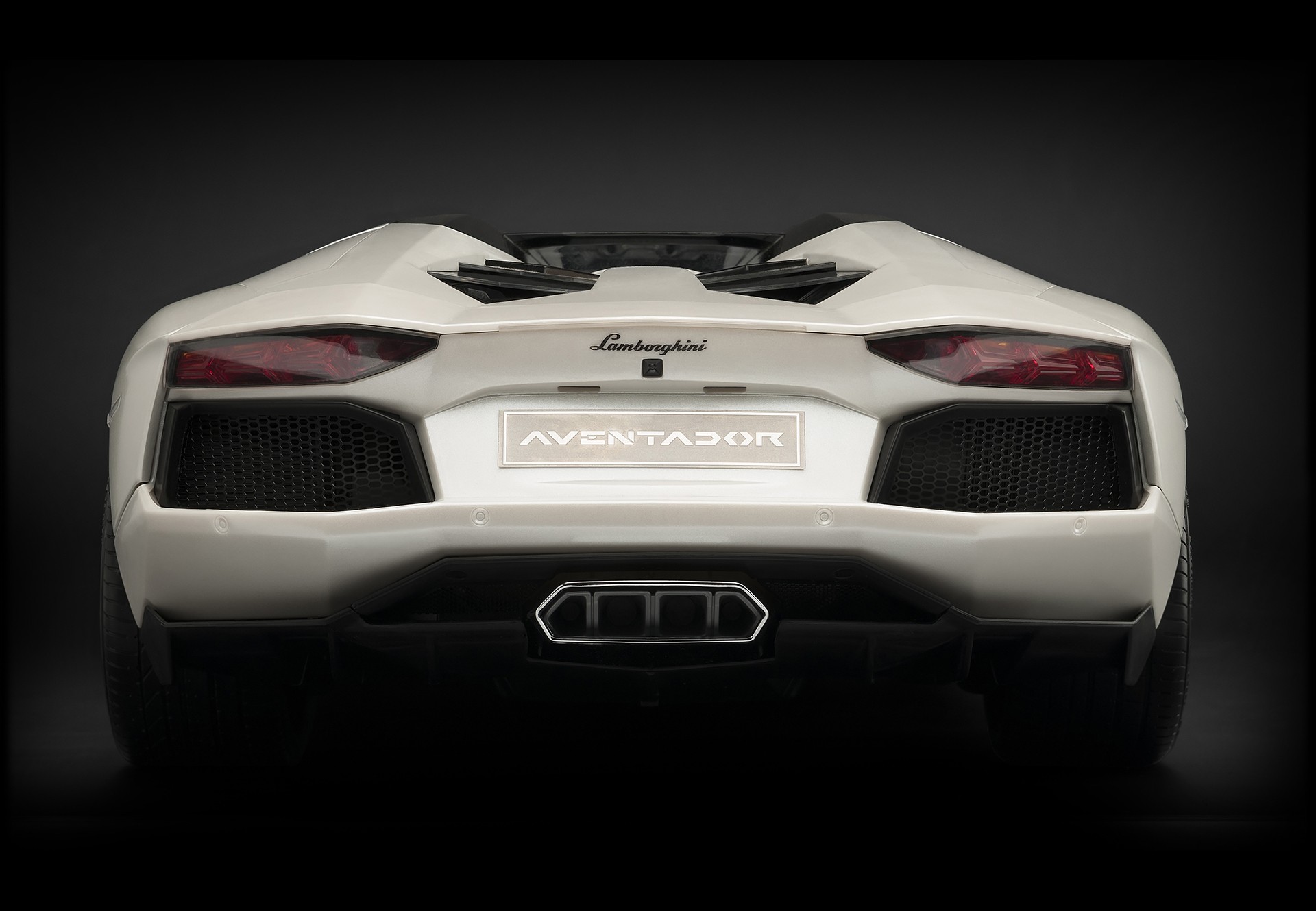 HK104SB Собранная  модель Lamborghini Aventador Roadster Bianco Canopus (Полуматовый белый) Pocher
