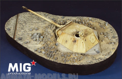 MIGRW35-014  Бункер с башней «Пантеры» на мостовой, Берлин 1945