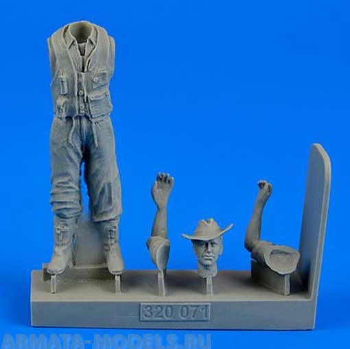 320071AERO  Royal Australian Air Force Fighter Pilot WWII 1/32 AEROBONUS