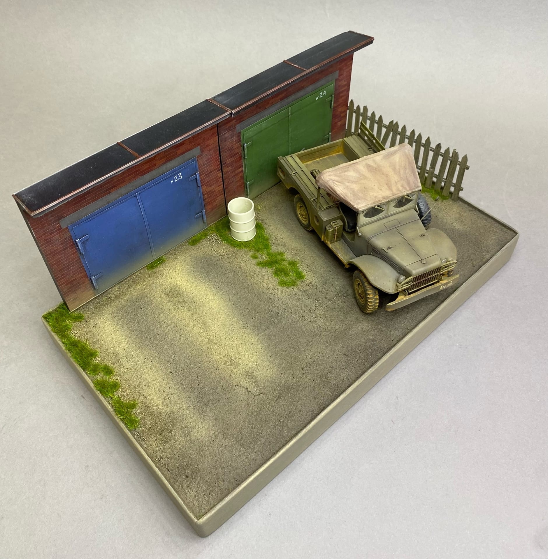 HM01021 Подставка авторская «Гаражный кооператив», размер 26*15см. Смоляная пустая бочка в комплекте с подставкой