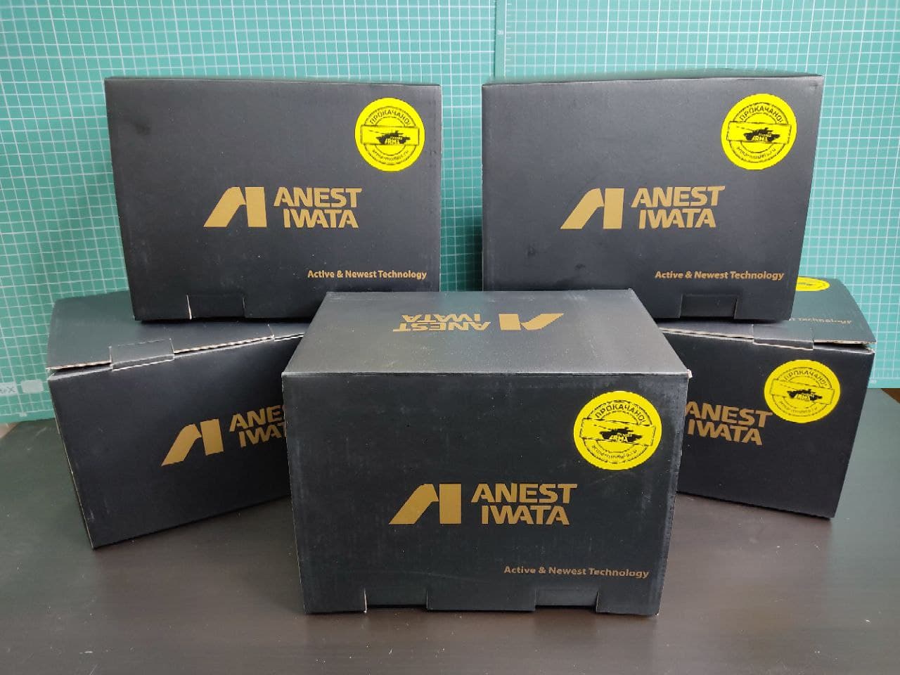 NEOSP1IW Стартовый комплект для аэрографии (компрессор IS-30 Neo, аэрограф Neo HP-CN, набор для чистки, 5 базовых акриловых красок, разбавитель, очиститель)