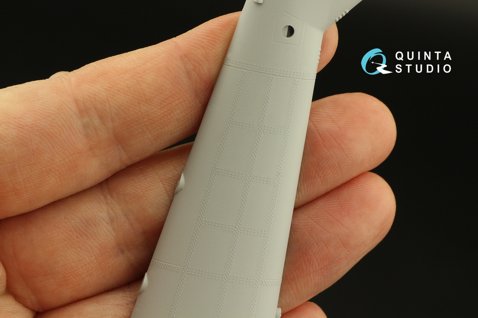 QRV-037 Тройные клепочные ряды (размер клепки 0.20 mm, интервал 0.8 mm, масштаб 1/32), черные,общая длина 3.