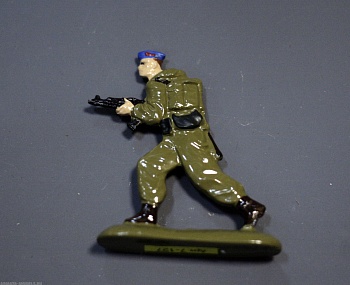 7-127 окрашеная фигура ВДВ. Десантник с автоматом